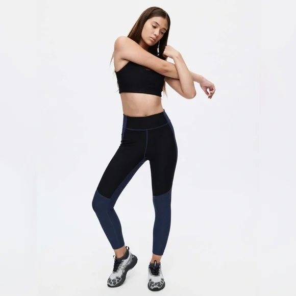 Outdoor Voices Two Tone 7/8 Signature OV Sculpt Legging in Blue/Black, Medium - Picture 3 of 13